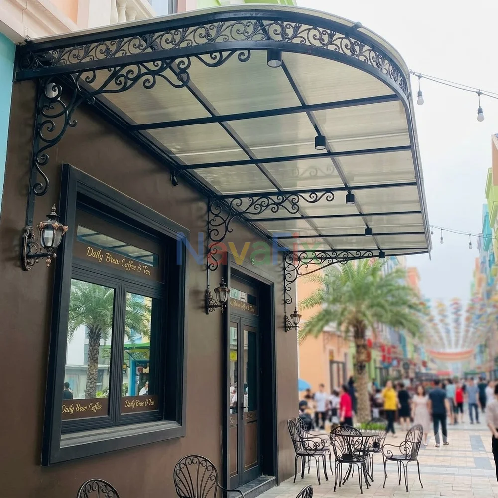 mai-hien-tam-poli-sanh-truoc-quan-cafe
